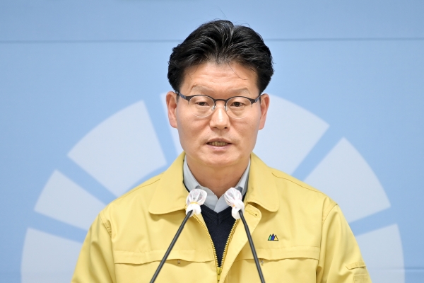 제102차 브리핑을 진행 하고 있는 김정섭 시장