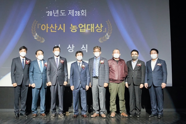 농업대상 참여자들이 기념사진을 찍고 있다