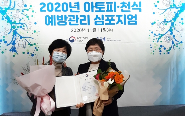 정선애 동구 보건소장(오른쪽)과 이남규 동구 보건소 가정간호팀장(왼쪽)이 수상 후 기념 촬영