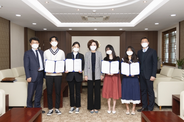 ‘이영숙 장학생’으로 선발된 학생 4명에게 첫 장학증서 전달