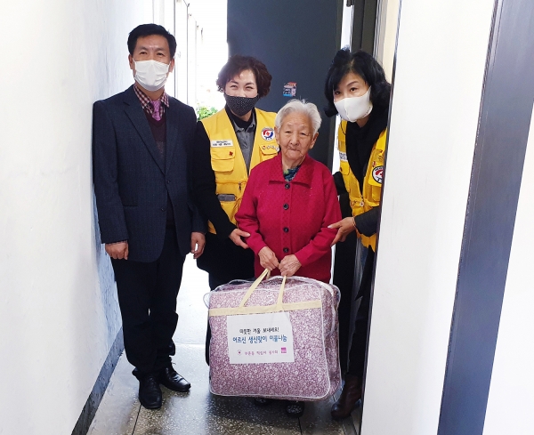 사랑의 이불 전달사진(좌부터 김영중 부춘동장, 윤대희 부춘동적십자봉사회장, 어르신, 이경옥 대한적십자봉사회 서산지구협회장)