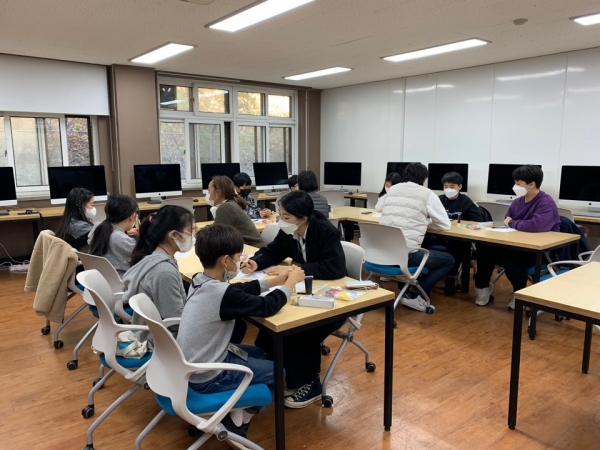 시각디자인학과 학생들이 ‘한밭 디자인 영재 캠프’에 참여한 학생들의 멘토가 되어 영상 스케치 과정을 도와주고 있다.