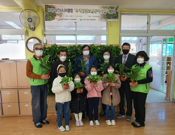 지난 11일 고대면 고산초등학교에서 교실 환경개선과 어르신 일자리 창출을 위한 「녹색교실 만들기 기념행사」