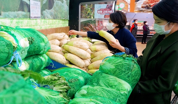 마트에서 김장재료를 쇼핑 중인 소비자 사진