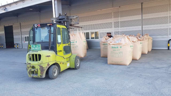 지난 12일 대호지농협DSC에서 건조벼를 수매하고 있다.