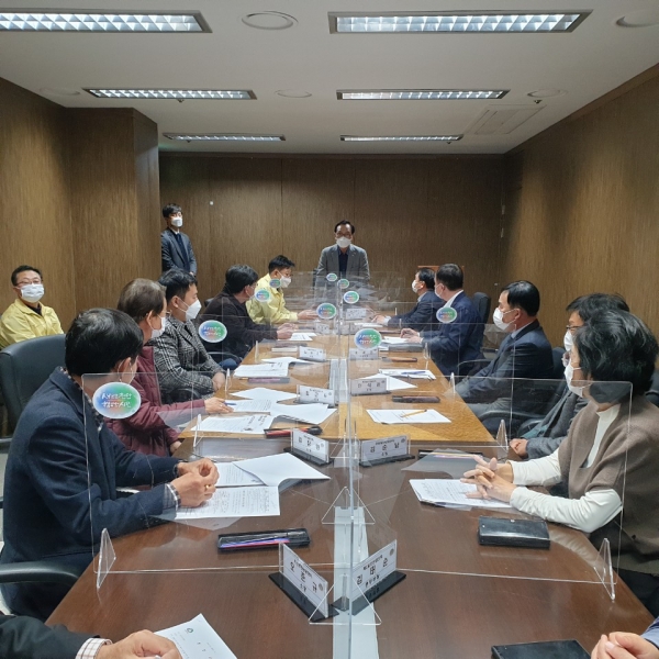 박상돈 천안시장이 지난 12일 시청 상황실에서 산업(농공)단지 코로나19 대응 긴급회의 진행