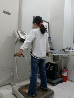 건강검진 및 성장검사 프로그램에 참여한 아동이 신체계측 하는 모습.