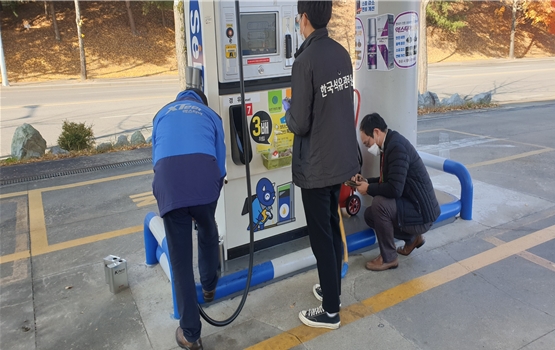 석유제품 특별점검(시료 채취모습)