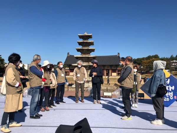 걸어서 백제속으로-사비도성의 사찰 답사 장면