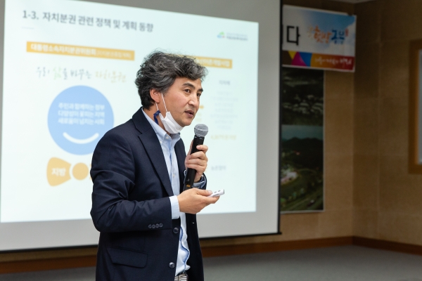정부․전국 지자체 ‘청양군 정책사례’ 주목-마을 만들기 사례 설명하는 노승복 청양군 마을공동체지원센터장
