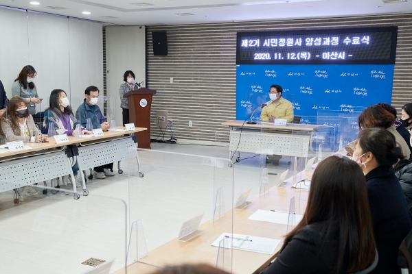 제2회 시민정원사 수료식에서 오세현 시장이 인사말을 건내고 있다.