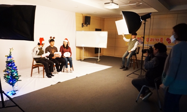 지난 14일  장애인 가족들을 위한 가족사진 촬영프로그램 ‘우리가족 행복스튜디오’ 진행