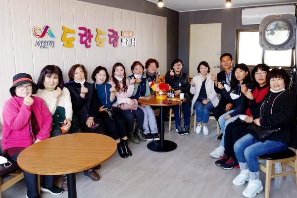 김덕제 동문1동장과 자원봉사자들이 도란도란 빨래터에서 대화를 나눈 후 기념촬영