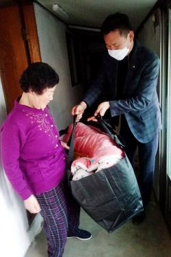 취약계층 어르신 대상 찾아가는 무료 이불 빨래서비스 장면