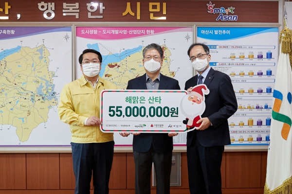 (왼쪽부터) 오세현 시장, 강중근 전무, 신경근 본부장이 후원금 전달식 후 기념사진