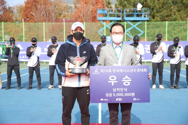 지난 15일 천안시종합운동장 테니스장에서 열린 제75회 한국테니스선수권대회 시상식에서 박상돈 천안시장이 남자 단식에서 우승한 이덕희 선수와 기념사진을 촬영하고 있다