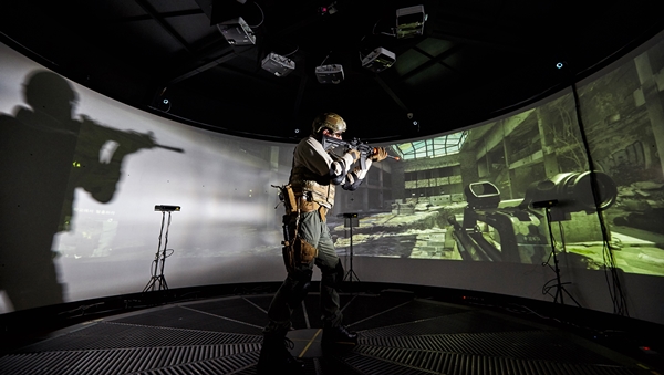 ETRI 연구진이 AR 기술을 활용해 모의군사훈련을 시연하고 있다.