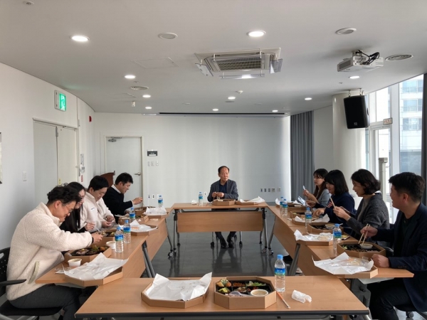 대전문화재단 생활문화팀 직원들과 식상중인 대전문화재단 심규익 대표이사