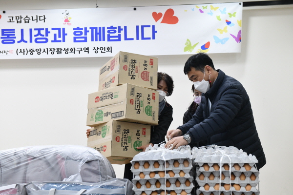 국민건강보험공단 대전충청지역본부(본부장 성백길)는 지난 13일 지역 전통시장 물품을 구입하여 사회복지시설에 지원하였다.