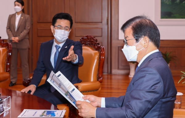 허태정 대전시장은 17일 서울 국회에서 박병석 국회의장을 예방, 중소벤처기업부의 대전 잔류에 대한 지원을 요청했다.