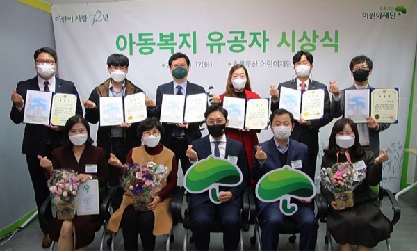 수상자들이 단체사진 촬영