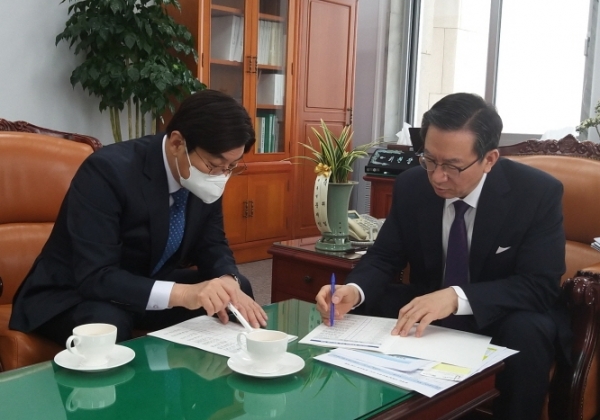 (왼쪽부터) 이춘희 세종시장이 정성호 국회 예산결산특별위원장을 만나 국회 세종의사당 설계비 추가 반영을 요청하고 있다.