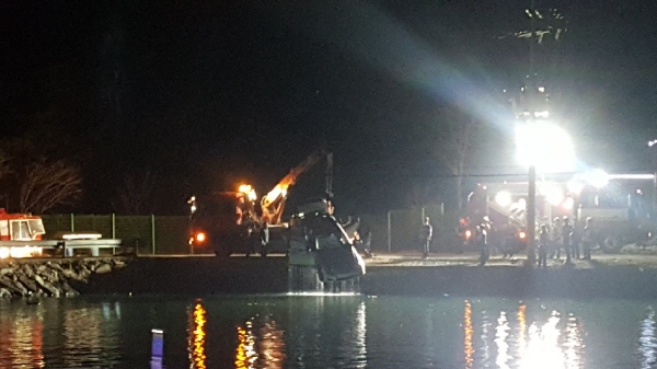 차량 육상으로 인양중인 사진