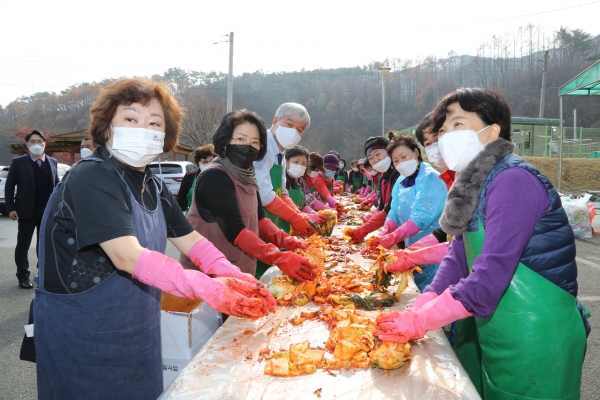 사랑의 김장 담그기 현장에 방문한 문정우 금산군수
