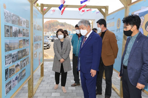 ‘아! 옛날이여’ 특별전을 관람 중인 문정우 금산군수
