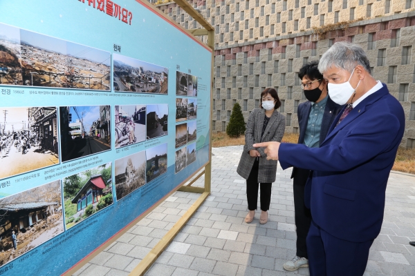 ‘아! 옛날이여’ 특별전을 관람 중인 문정우 금산군수