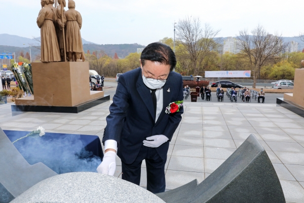 지난 17일 광복단결사대 기념탑에서 제13회 애국선열 추모제 개최