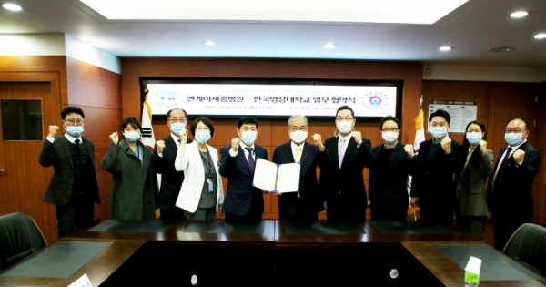 지난 17일 대학 본관에서 ‘지역 의료산업 발전 및 거버넌스 체제 구축을 위한 업무협약(MOU)’ 체결