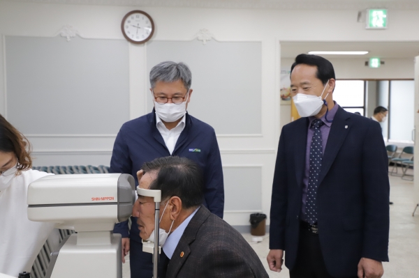 길정섭 농협중앙회 충남지역본부장은 충남 서산시 운산농협에서 진행한 장수사진 촬영, 검안, 돋보기 지원 사업을 펼치는 농업인행복버스 행사장을 찾아 이남호 운산농협 조합장 등과 진행과정을 살폈다