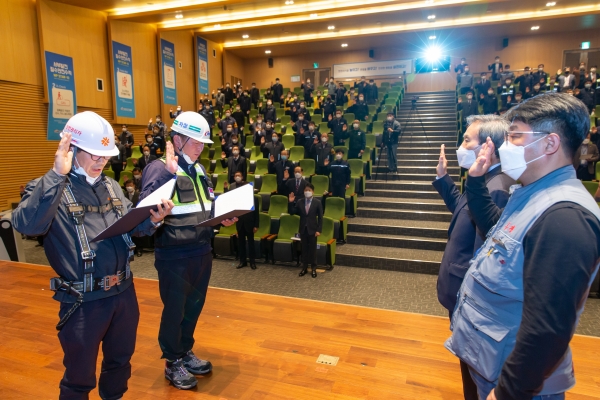 김병숙 서부발전 사장(오른쪽 첫 번째)과 유승재 서부발전 노동조합위원장(오른쪽 두 번째)은 17일 태안 본사에서 100여개 협력사들과 안전경영 실천을 위한 행동강령을 낭독하고 있다.