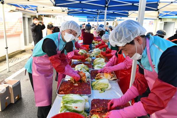 국민건강보험공단 대전충청지역본부(본부장 성백길) 건이강이 봉사단은 18일 사랑의 김장나누기 사회공헌활동을 시행하였다.