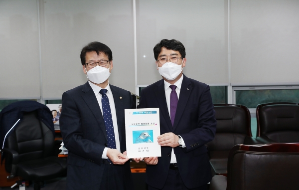 18일 맹정호 서산시장이 임호선 국회의원실에 방문해 가로림만 해양정원 조성관련 예산 확보를 건의하는 장면