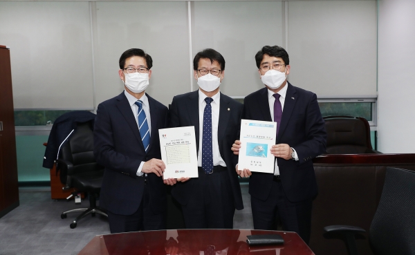 18일 맹정호 서산시장과 양승조 충남도지사가 임호선 국회의원실에 방문해 가로림만 해양정원 조성관련 예산 확보를 건의하는 장면