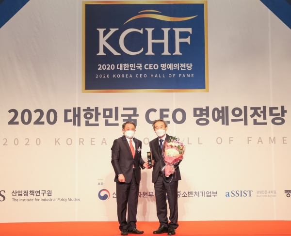 김병숙 한국서부발전 사장(오른쪽)은 18일 ‘2020 대한민국 CEO 명예의 전당’ 시상식에서 3년 연속으로 환경경영 부문 우수 CEO로 선정되는 영예를 안았다.