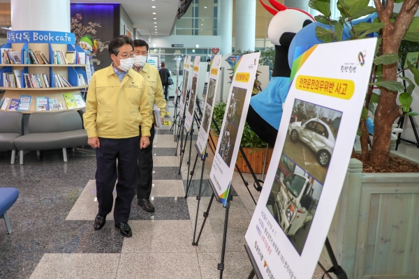 김홍장 당진시장이 교통사고 사례 현장사진 전시회를 둘러보고 있다.