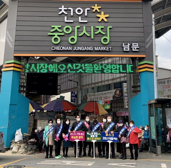 지난 17일 중앙동 통장으로 구성된 자율방재단이 중앙시장을 찾아 시장 상인과 시민들에게 방역수칙 준수와 사회적 거리두기 실천, 마스크 착용 의무화에 적극 동참할 것 당부