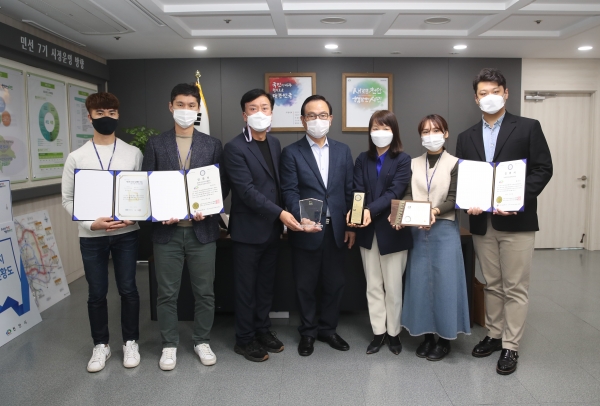 제13회 대한민국소통어워즈’에서 2관왕을 달성하고 ‘제6회 2020 올해의 SNS’ 유튜브 분야 기초지자체 부문에서 최우수상을 받았다. 박상돈 천안시장(가운데)과 이명렬 홍보담당관(가운데 왼쪽), 이덕희 미디어홍보팀장(가운데 오른쪽)을 비롯한 담당공무원들이 기념촬영을 하고 있다.