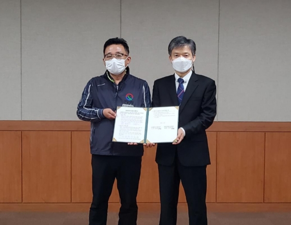 지난 18일 오전, 대전도시철도공사 김경철 사장과 김중철 노동조합위원장이 2020년 임금협약을 체결하고 기념사진 촬영