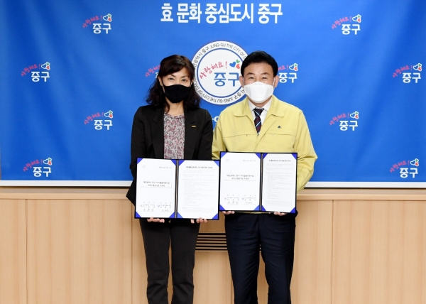 19일 중구청 구민사랑방에서 열린 아이돌봄지원사업 서비스제공기관 지정협약식, 왼쪽부터 (사)대전YWCA 정혜원 회장과 중구 박용갑 청장