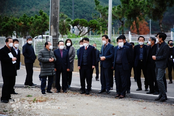 맹정호 서산시장과 이종윤 시의원 등 운산 아라메 생태쉼터 조성현장