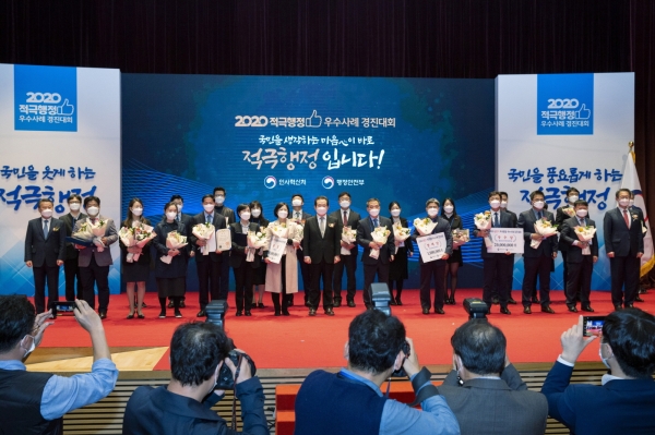 아산시 상반기 적극행정 경진대회 국무총리상 수상 단체사진