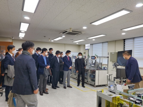 한밭대 배성민 스마트팩토리센터장이 방문 기업인들에게 센터 장비 및 프로그램을 설명하고 있다.