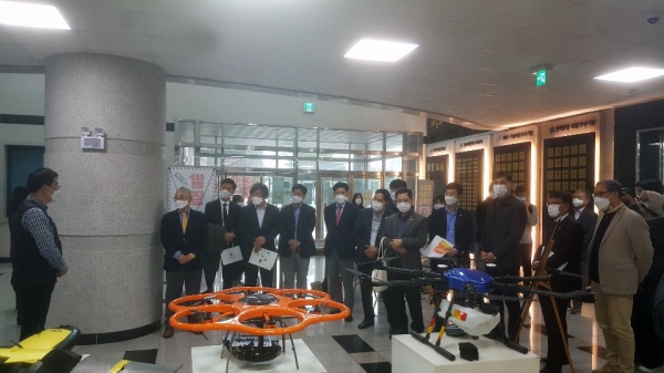 한밭대 드론융합기술센터 담당자가 방문 기업인들에게 드론 장비와 관련 프로그램을 설명하고 있다.