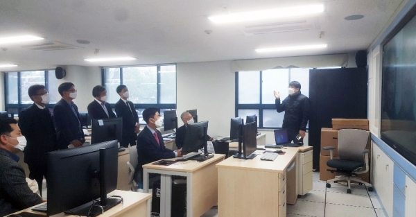 한밭대 윤석일 산학협력중점교수가 방문 기업인들에게 AR/VR 프로그램에 대해 설명하고 있다.