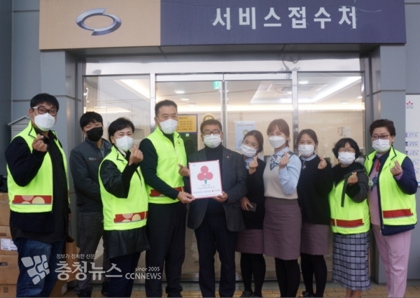 판을 전달하고 오상교 대표(좌측에서 다섯 번째)와 직원 및 사랑의열매 나눔봉사단