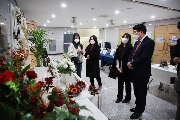 서산시 여성대학 발표회 전시실을 둘러보는 맹 시장